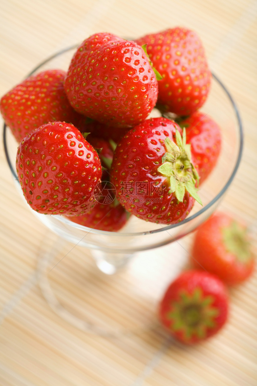 玻璃碗中成熟的草莓季节水果团体红宝石味道食物果汁甜点盘子饮食图片