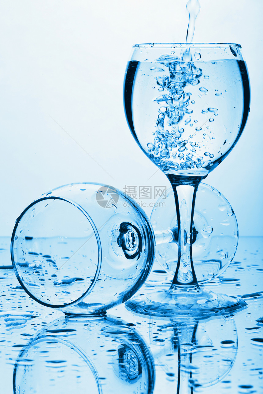 纯洁的泉水喷入玻璃杯中溪流口渴生态涟漪蓝色飞溅气泡运动饮料海浪图片