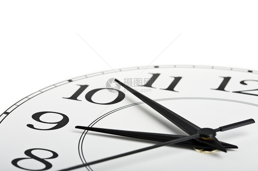 白色时钟显示时间约为 9 个孤立时间跑步速度压力小时倒数永恒圆圈历史数字黑色图片