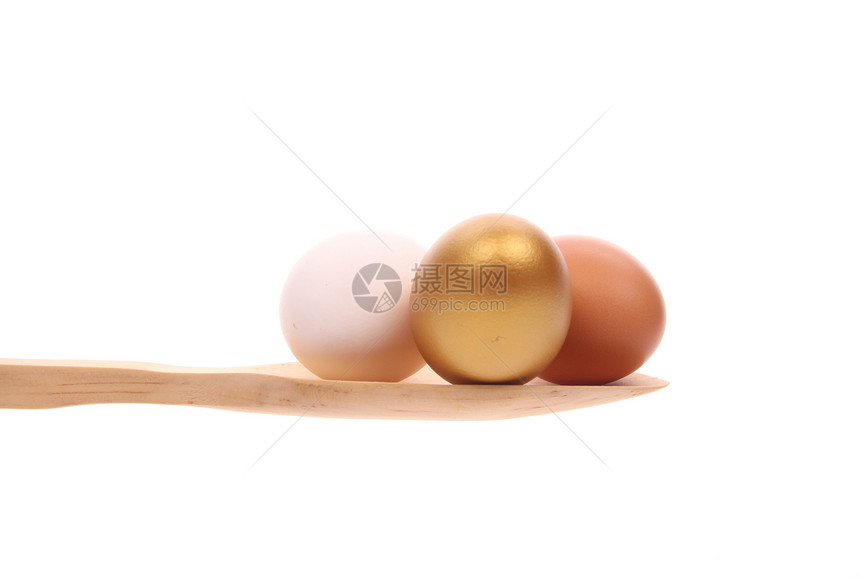 在白色背景上被孤立的木勺子上的鸡蛋美食工作室杂货食物厨具炊具蛋壳奉献木头健康图片