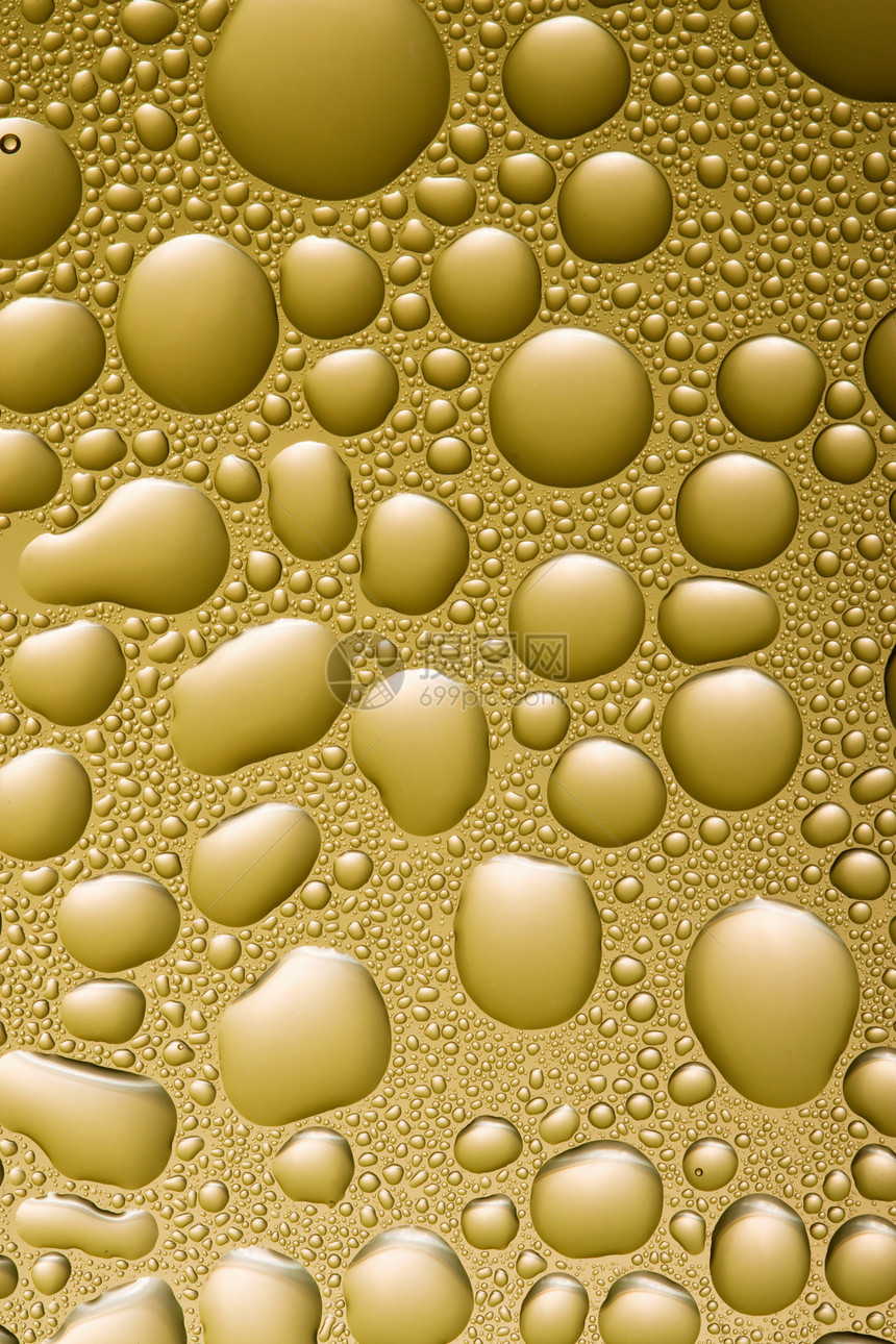 金色水滴背景流动水分宏观气泡白色金子温泉窗户玻璃环境图片