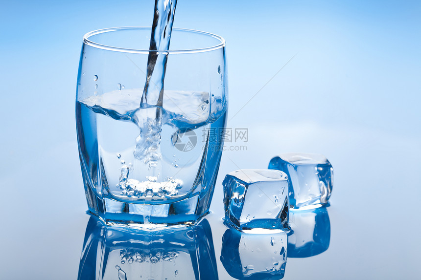 用冰块冲入玻璃中的水调子茶点水滴立方体蓝色口渴溪流运动飞溅气泡图片