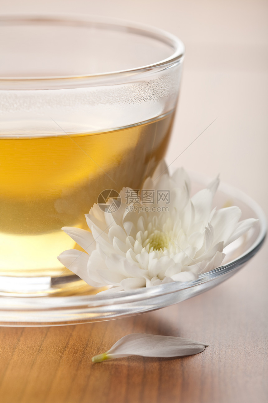 绿茶和白花杯子花瓣香气玻璃飞碟木头植物咖啡店早餐美食图片