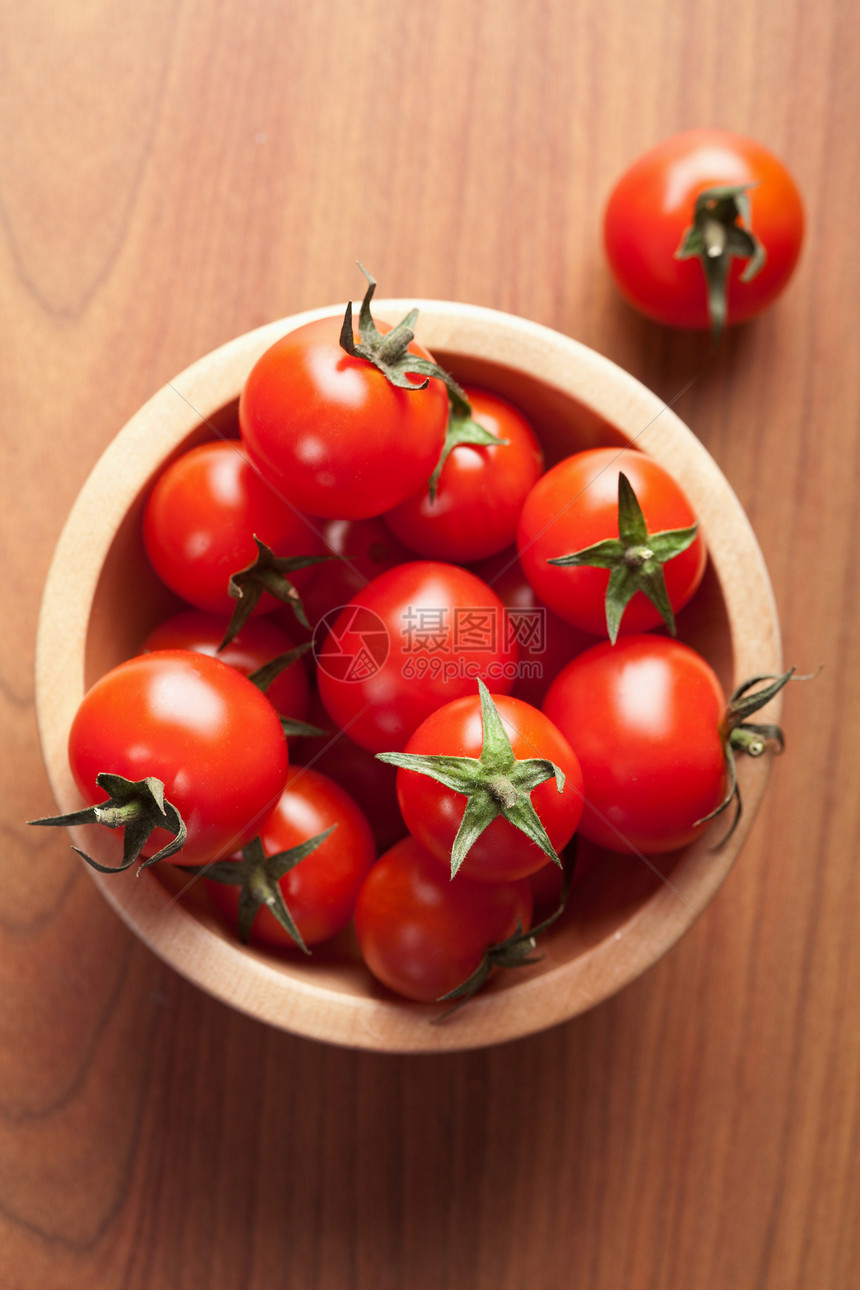 木碗中成熟的西红柿维生素红色木头蔬菜宏观食物营养美食小吃午餐图片