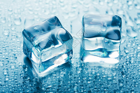 融化的冰块水分调子立方体反射液体冰箱生态冻结蓝色白色背景图片