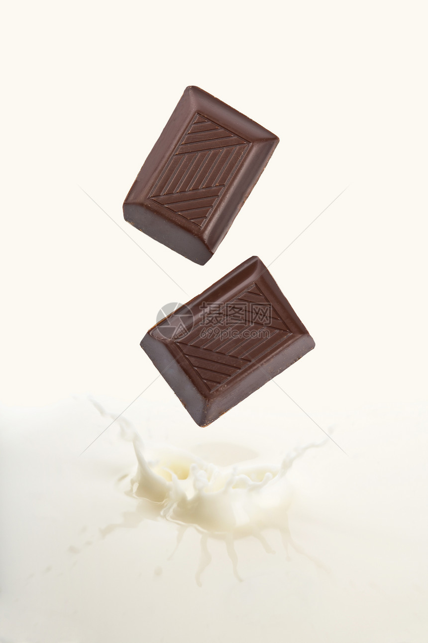 巧克力掉进牛奶图片