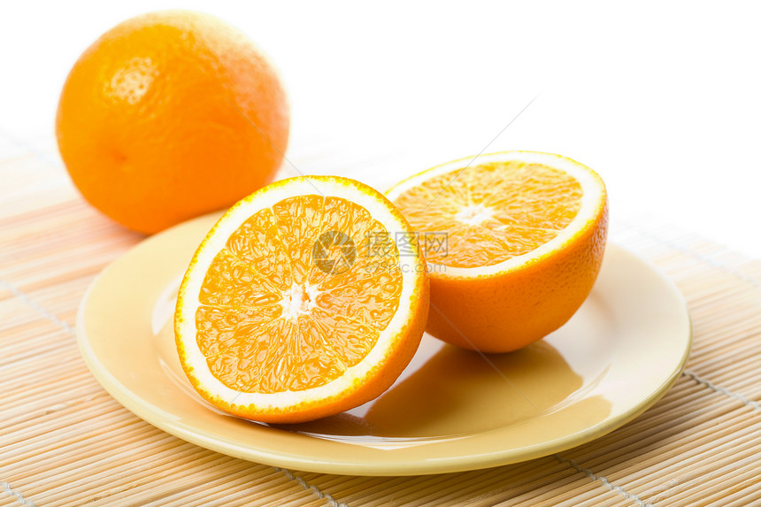 黄色板块中的熟橙色甜点茶点异国情调口渴竹子养分盘子橙子水果图片