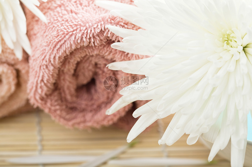 毛巾和白鲜花 温泉和身体护理图片