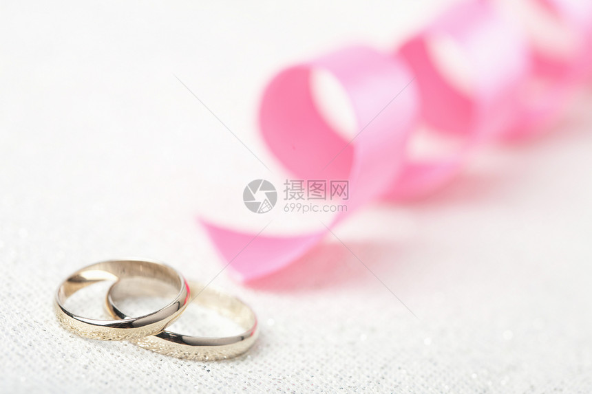 金金婚戒指和粉色丝带图片