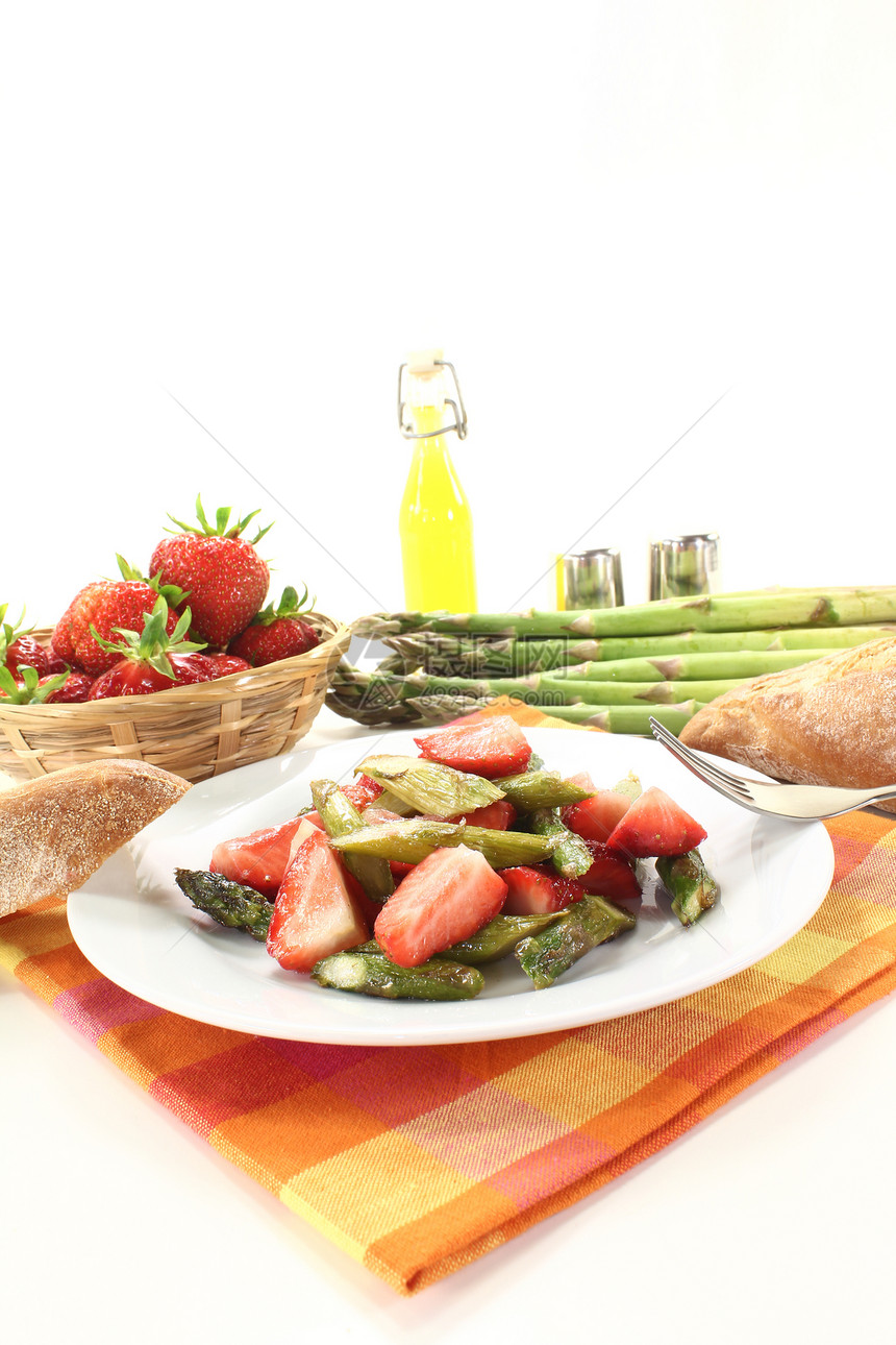 配有新鲜草莓的阿斯帕拉古沙拉红色熟食水果收成浆果白色蔬菜外滩美味绿色图片