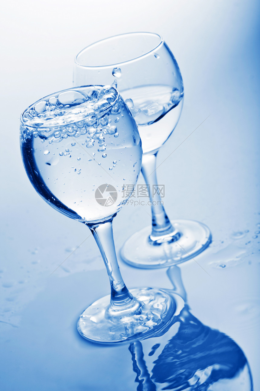 喷入玻璃中的水波纹飞溅涟漪卫生酒精液体口渴气泡运动海浪图片