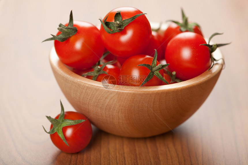 木碗中成熟的西红柿宏观红色蔬菜维生素木头饮食小吃营养美食沙拉图片
