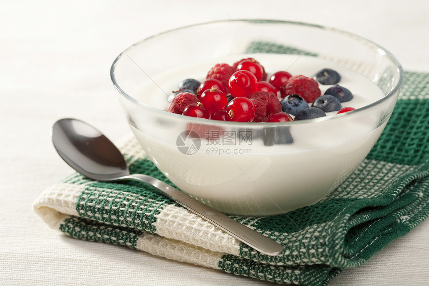 带野果的酸奶勺子覆盆子饮食玻璃牛奶早餐营养美食工作室食物图片