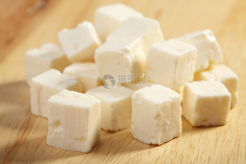 木制切割板上的乳酪小吃木头奶制品产品美食山羊盐渍牛奶奶油木板图片