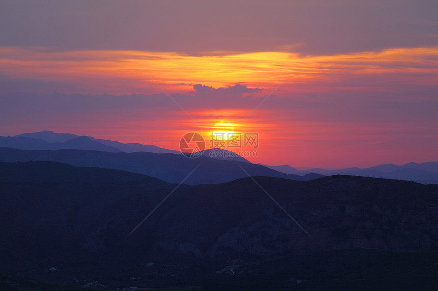 山中夏日风景与太阳环境光束天气土地植物野生动物生态气候农村天空图片