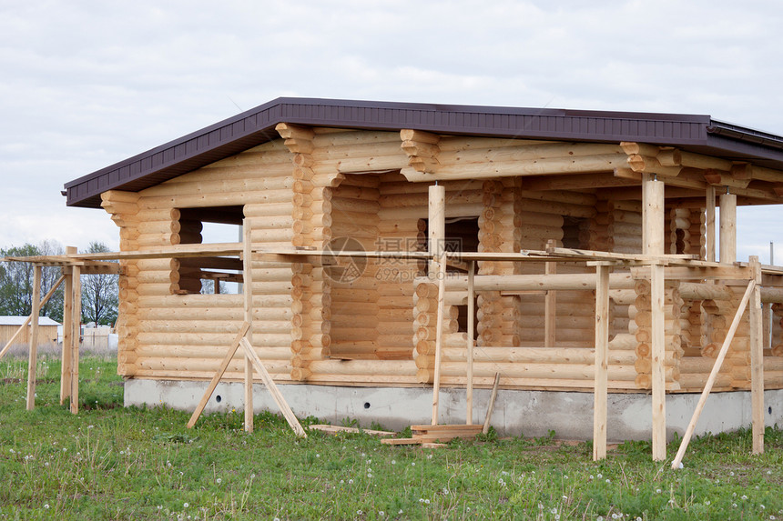 正在建造的木制房屋窗户框架小屋木材乡村场景小木屋建筑学村庄日志图片