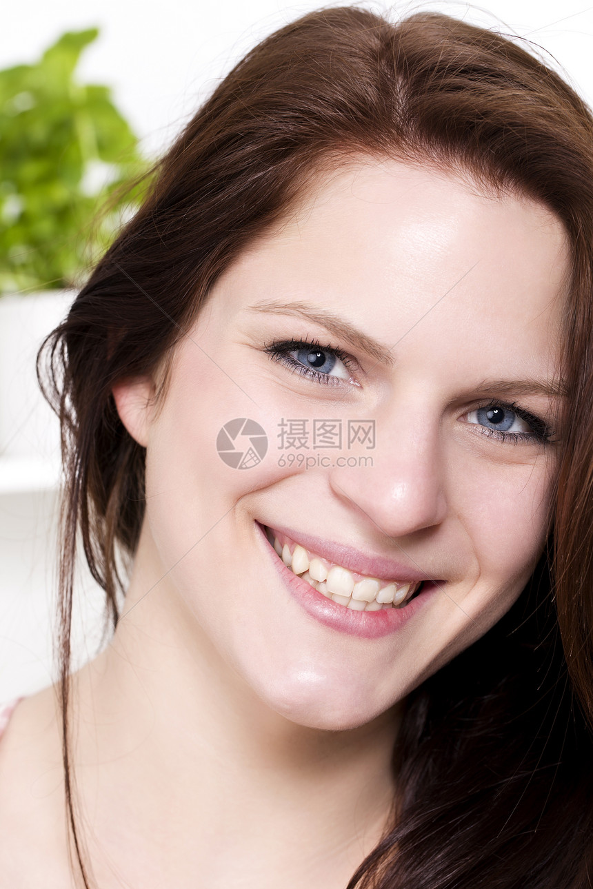 一位快乐女人的肖像黑发喜悦棕色幸福女性绿色女孩乐趣微笑女士图片