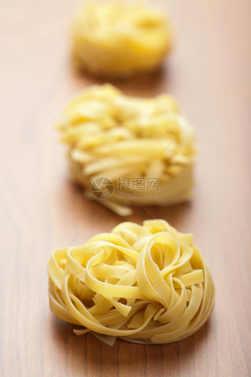 原始面食文化旋转黄色厨房食物宏观木头团体面条小麦图片