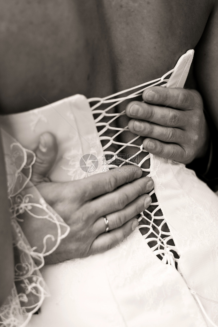 新郎新娘脖子裙子戒指拥抱男人女士丈夫青年婚姻妻子图片