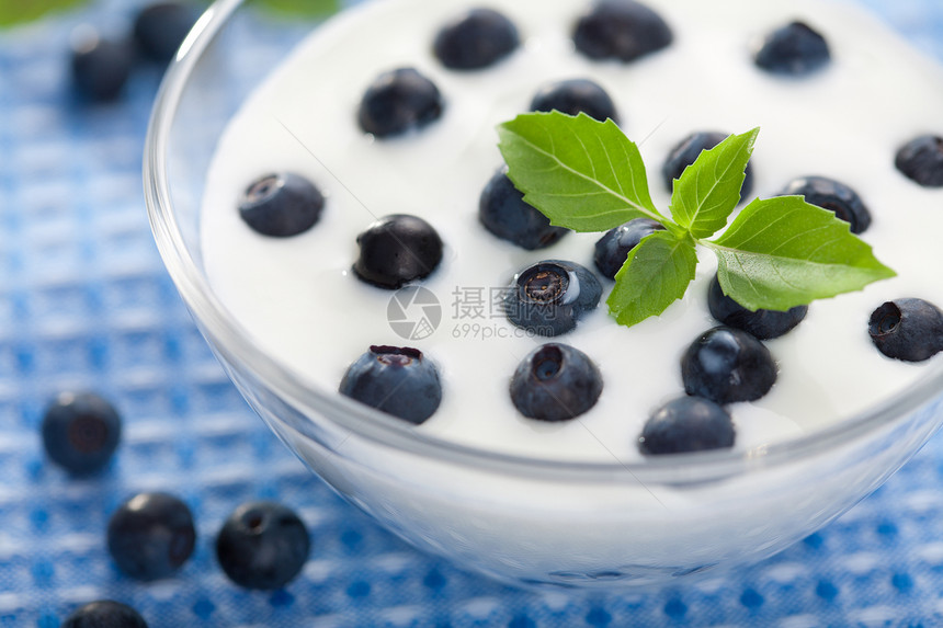 含蓝莓酸奶甜点牛奶奶制品早餐食物覆盆子酸奶营养玻璃蓝色图片