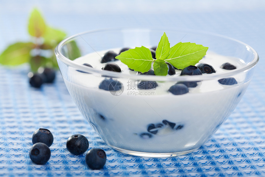 带新鲜蓝莓的酸奶蓝色薄荷覆盆子早餐营养牛奶蔬菜奶制品工作室小吃图片