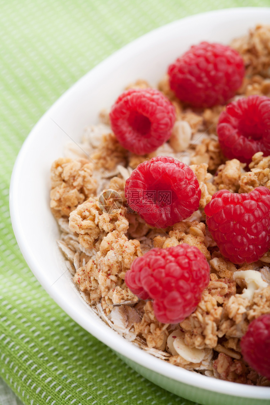 带草莓的谷物玉米食物营养稀饭覆盆子早餐玉米片薄片美食小吃图片