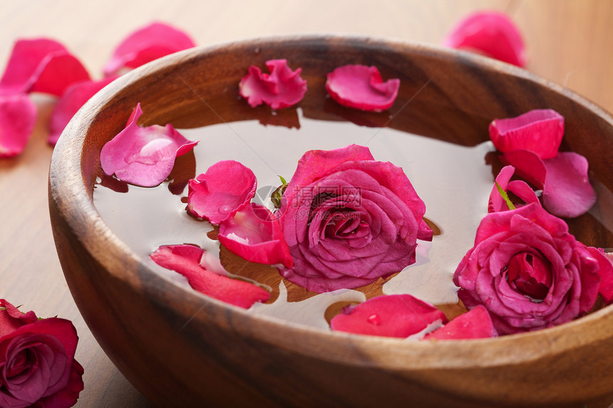 木碗中的玫瑰花植物温泉治疗花瓣草本红色粉色疗法冥想盘子图片