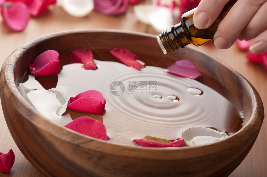 用于芳香治疗的基本油类疗法药品玫瑰香味木头风格盘子反射美甲装饰图片