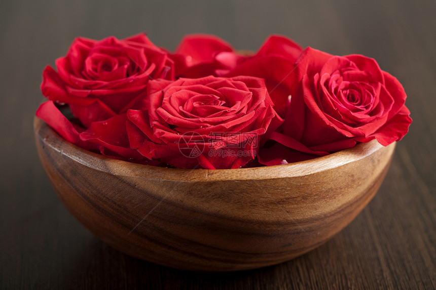 木碗中的红玫瑰草本盘子木头风格粉色玫瑰装饰治疗植物疗法图片