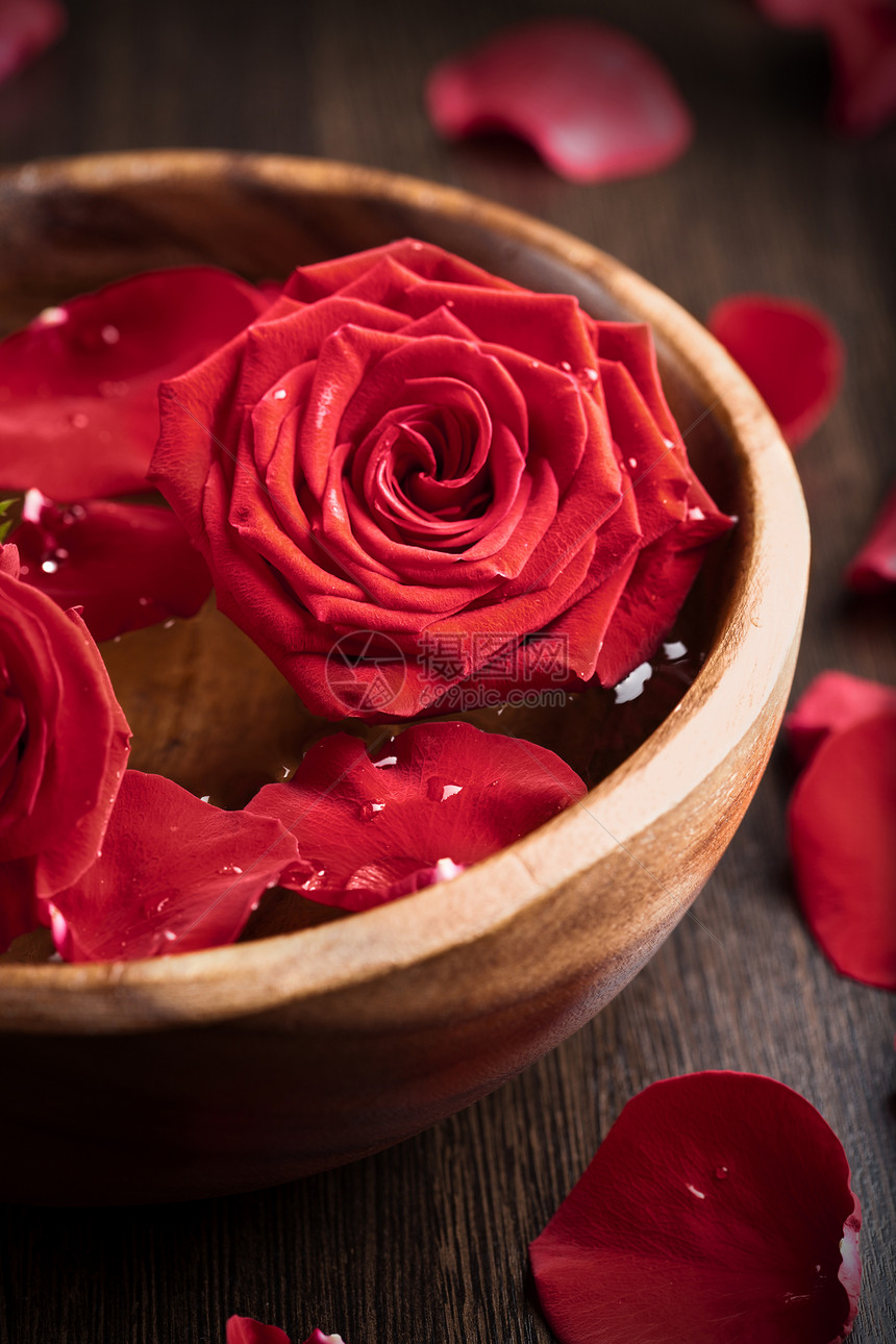 木碗中的红玫瑰红色风格木头温泉冥想盘子草本疗法装饰植物图片