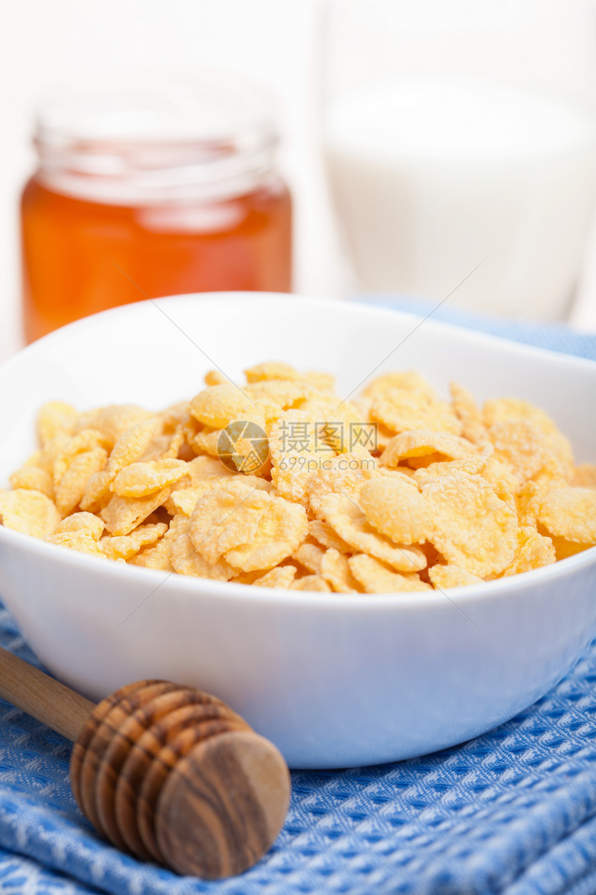 带蜂蜜的玉米片早餐奶制品小吃谷物饮食薄片营养食物牛奶玉米图片