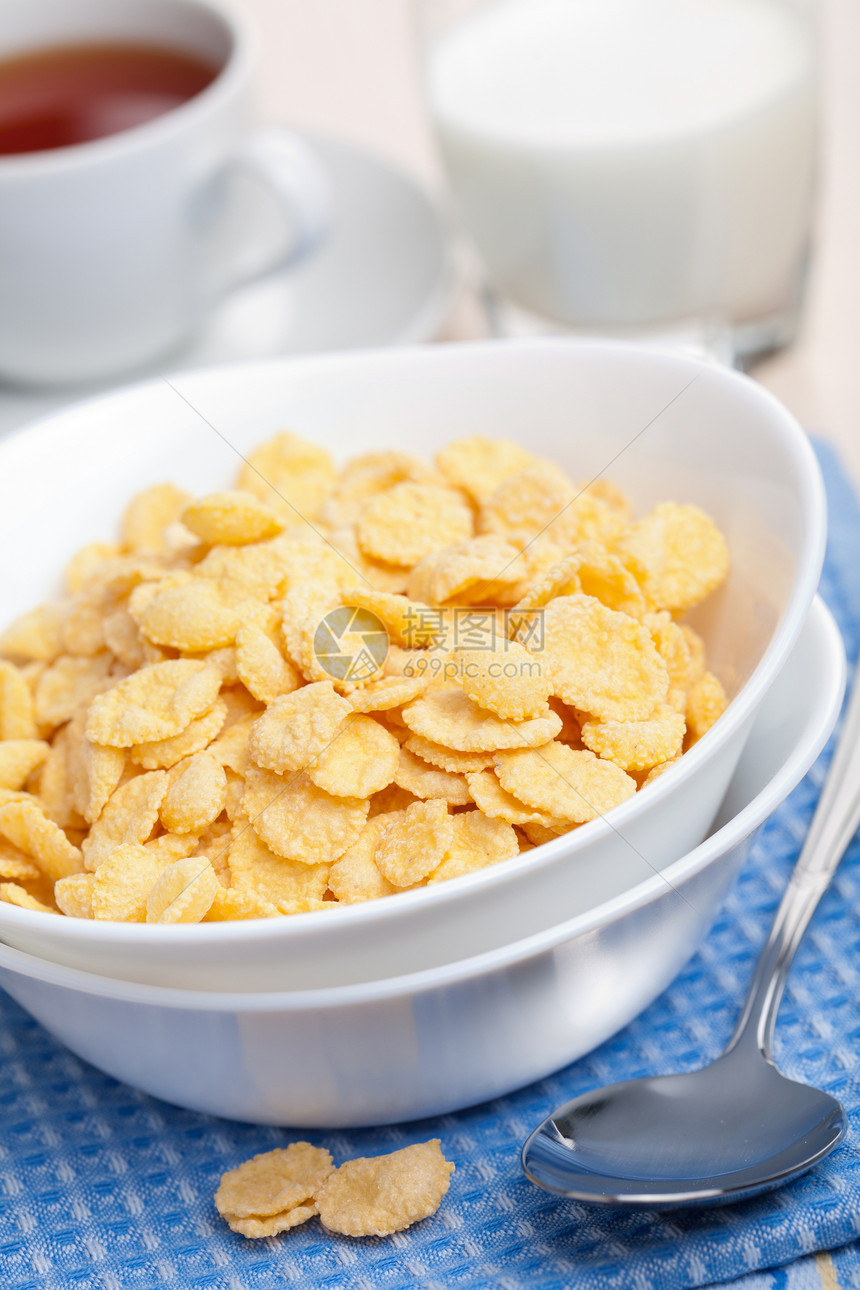 早餐玉米花奶制品玉米营养玉米片牛奶谷物饮食勺子美食小吃图片