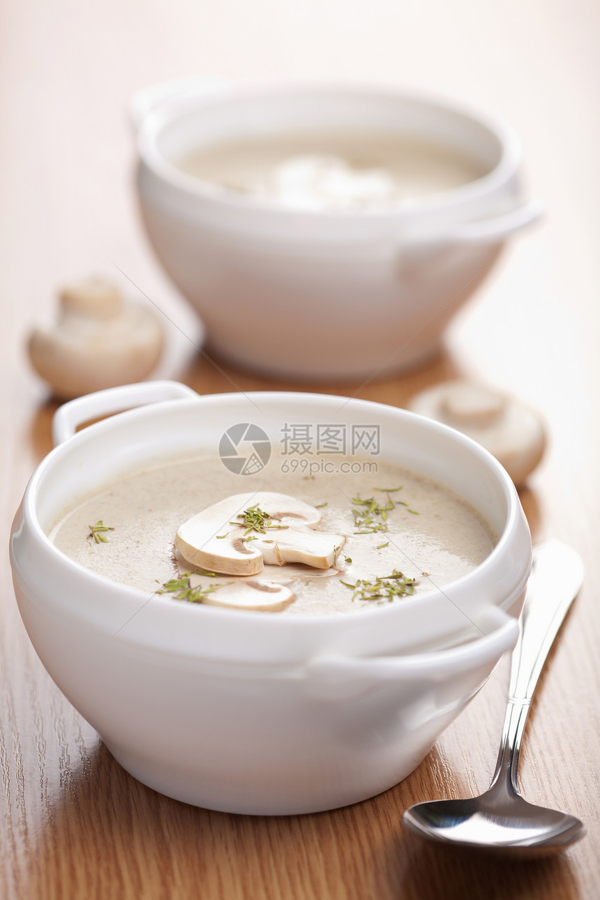 鸡汤草本植物液体用餐美食木头蔬菜奶油食物香料盘子图片