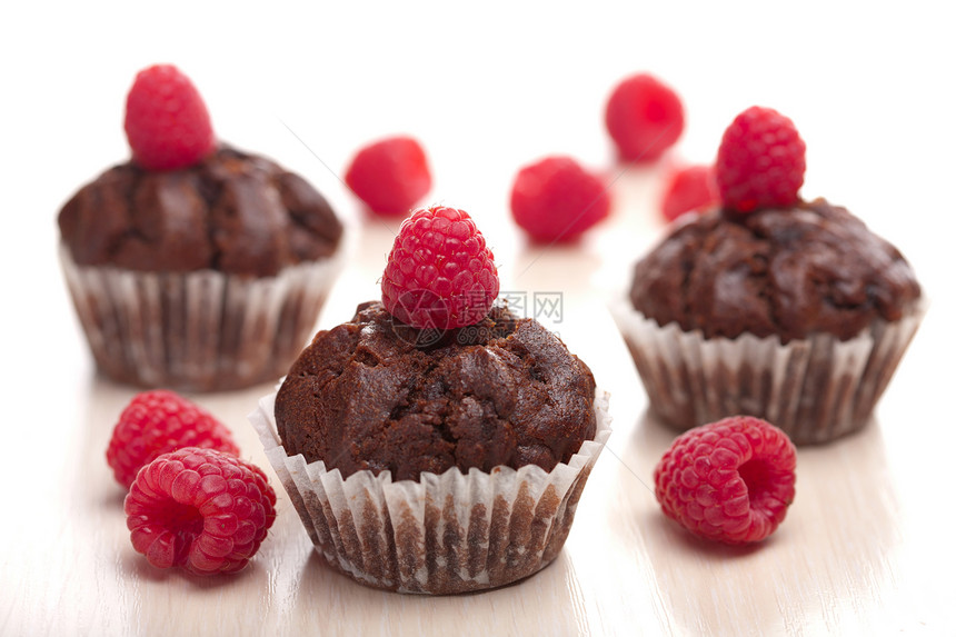 带有草莓的巧克力松饼蛋糕早餐糖果巧克力盘子烹饪馅饼甜点水果覆盆子图片