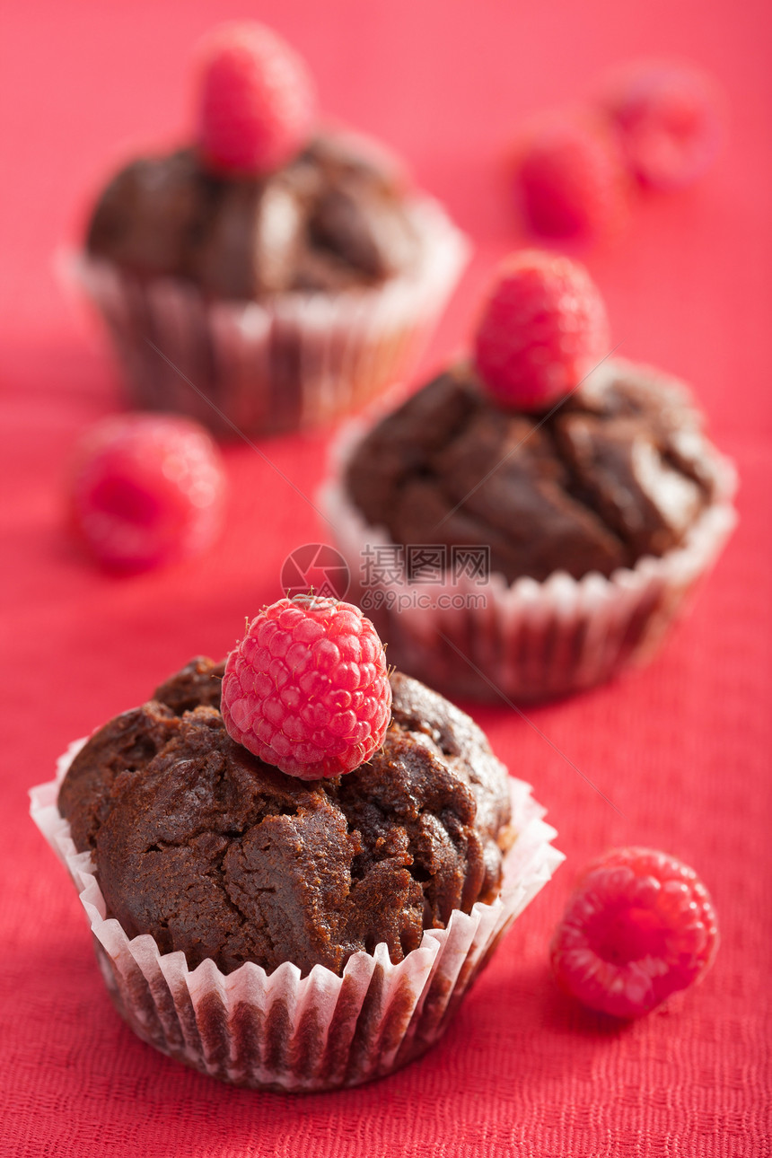 带有草莓的巧克力松饼烹饪小吃馅饼盘子巧克力食物食谱甜点水果蛋糕图片