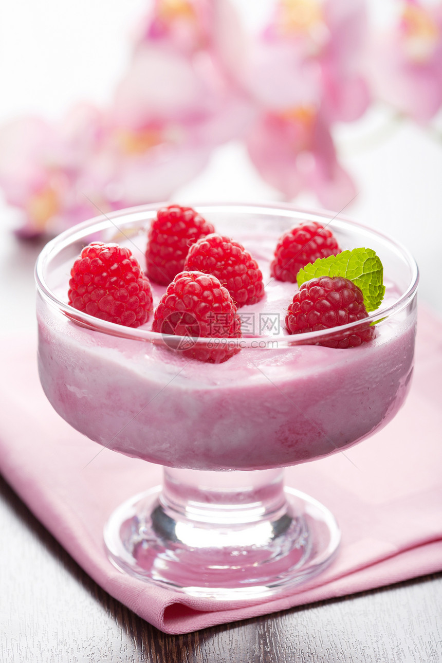 甜点加新鲜草莓叶子小吃牛奶奶油奶制品食物玻璃覆盆子酸奶诱惑图片