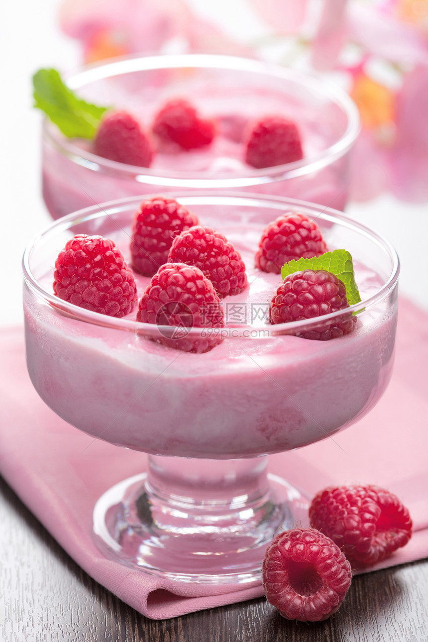 甜点加新鲜草莓浆果蔬菜叶子玻璃小吃薄荷奶油奶制品食物诱惑图片