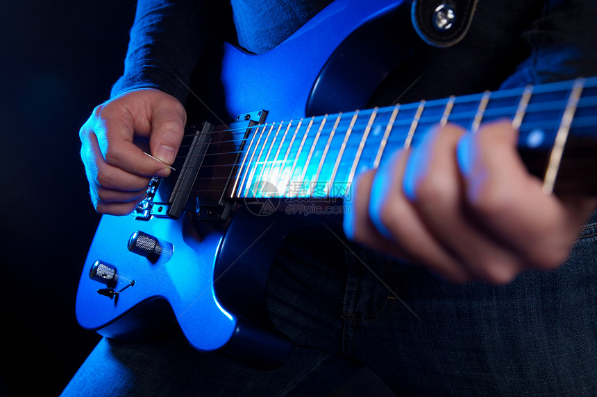 摇滚吉他手金属蓝色男人生活乐器岩石音乐居住玩家歌曲图片