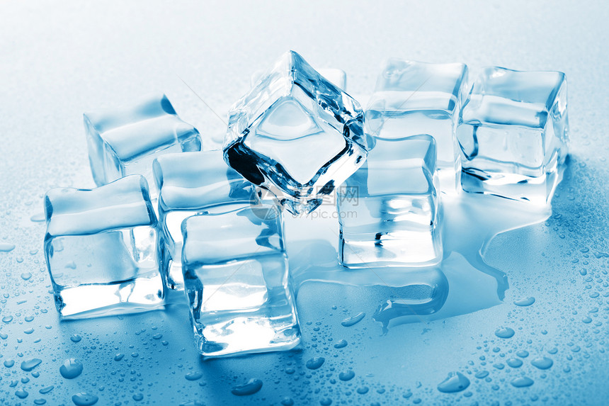 融化的冰块冰箱调子反射液体蓝色水分冻结立方体环境图片