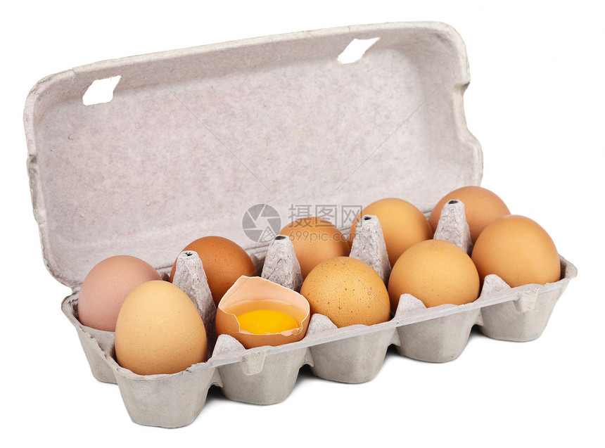 在孤立的箱中鸡蛋纸板产品裂缝食物营养厨房棕色圆形家禽美食图片