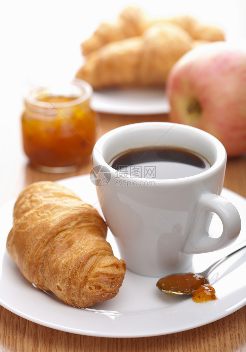 早餐加咖啡和羊角面包白色饮料甜点杯子小吃营养美食糕点食物图片