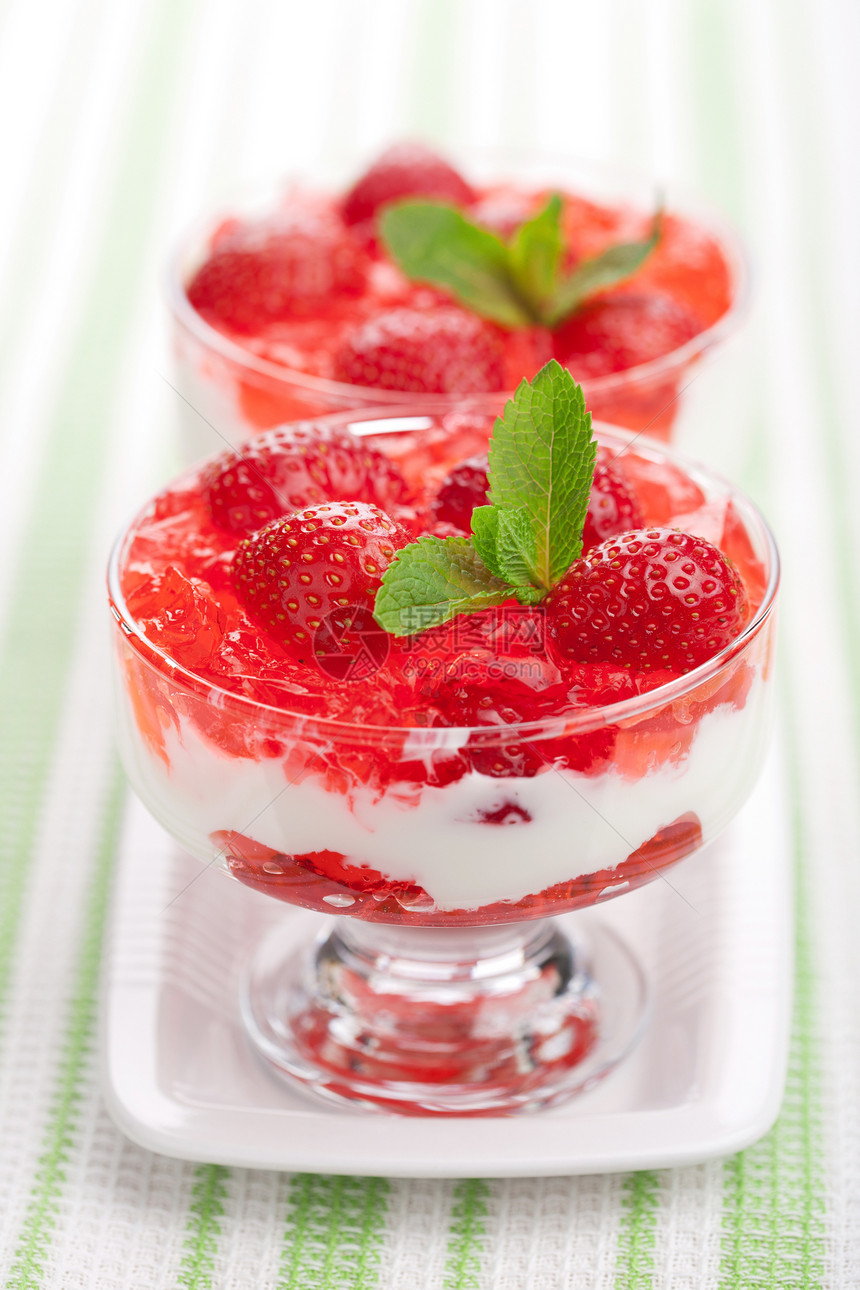 甜点加新鲜草莓玻璃食谱牛奶早餐叶子诱惑小吃水果饮食美食图片