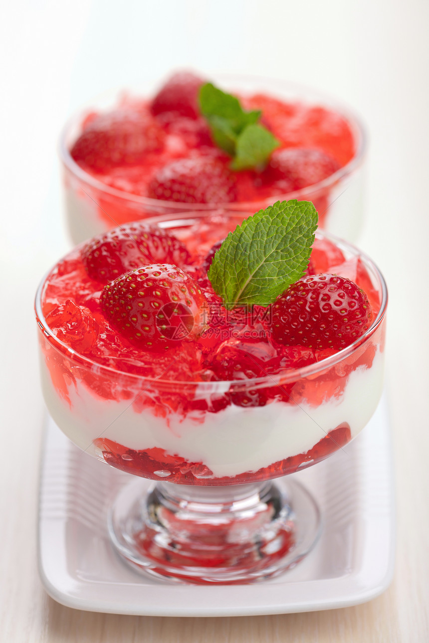 甜点加新鲜草莓奶制品小吃饮食美食早餐玻璃叶子水果诱惑酸奶图片