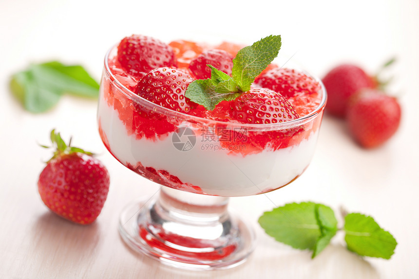 甜点加新鲜草莓奶制品早餐美食玻璃冰淇淋蔬菜水果酸奶牛奶小吃图片