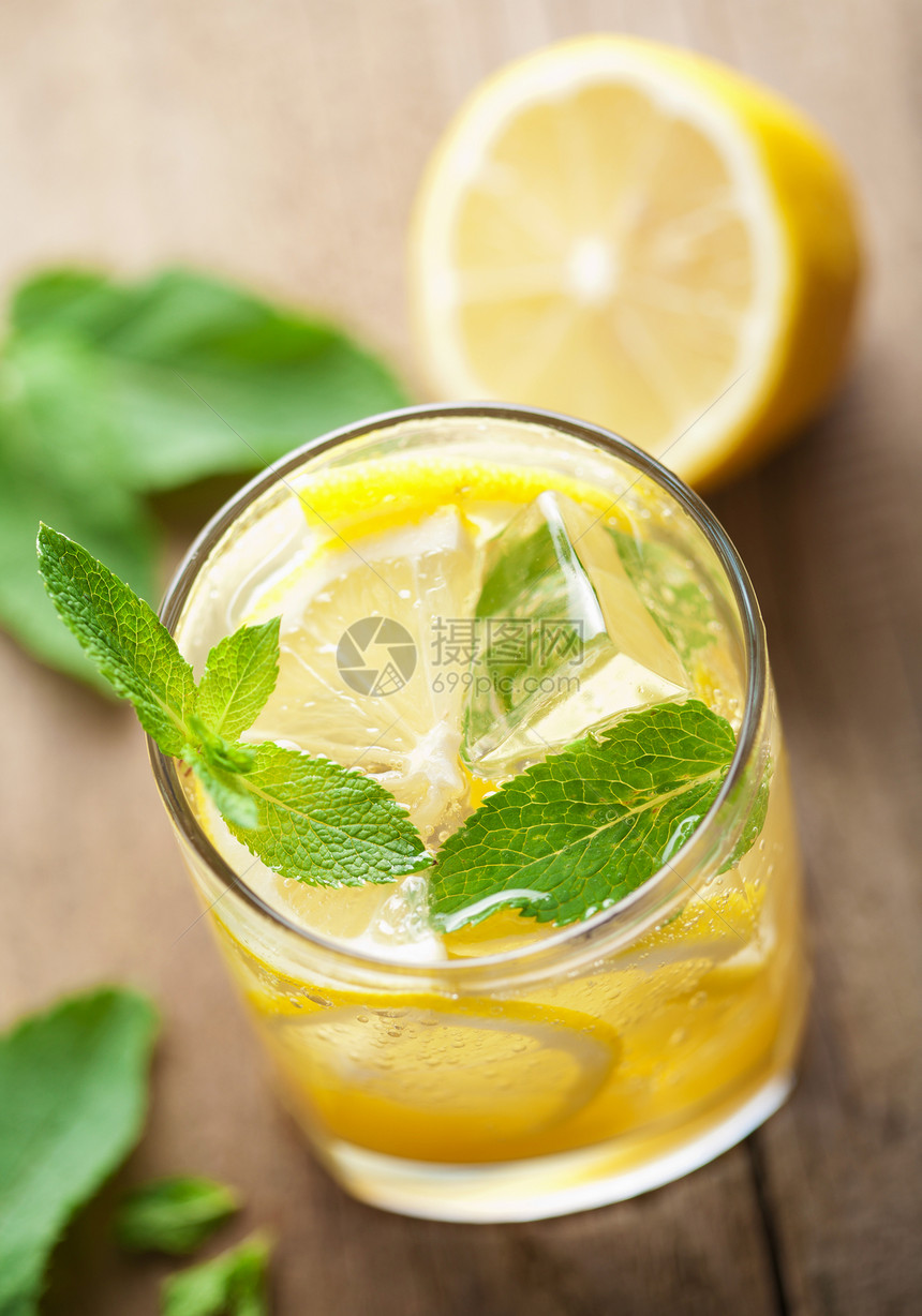 新鲜柠檬水饮料柠檬情调桌子薄荷异国果汁叶子木头玻璃图片