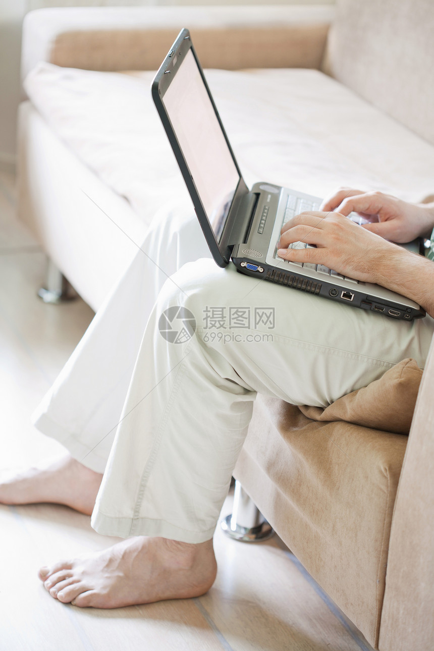 带膝上型电脑的男子技术白色网络男性商务商业娱乐休息男人沙发图片