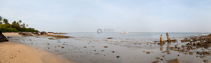 美丽的海滩 有岩石石头海岸线吸引力波浪风化苔藓海洋天空三叶草悬崖图片