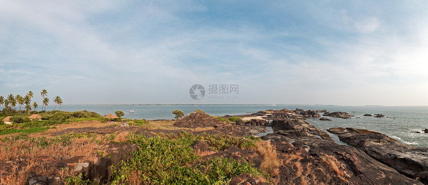 美丽的海滩 有岩石波浪石头悬崖海岸天空海岸线风化海洋苔藓三叶草图片