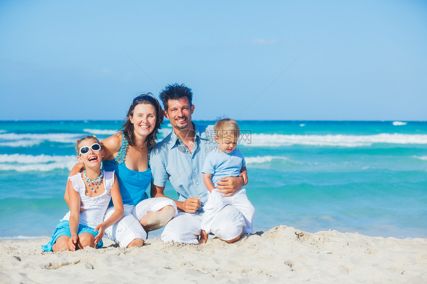 家庭在热带海滩玩乐海洋享受父亲假期海岸女儿儿子孩子女性海岸线图片