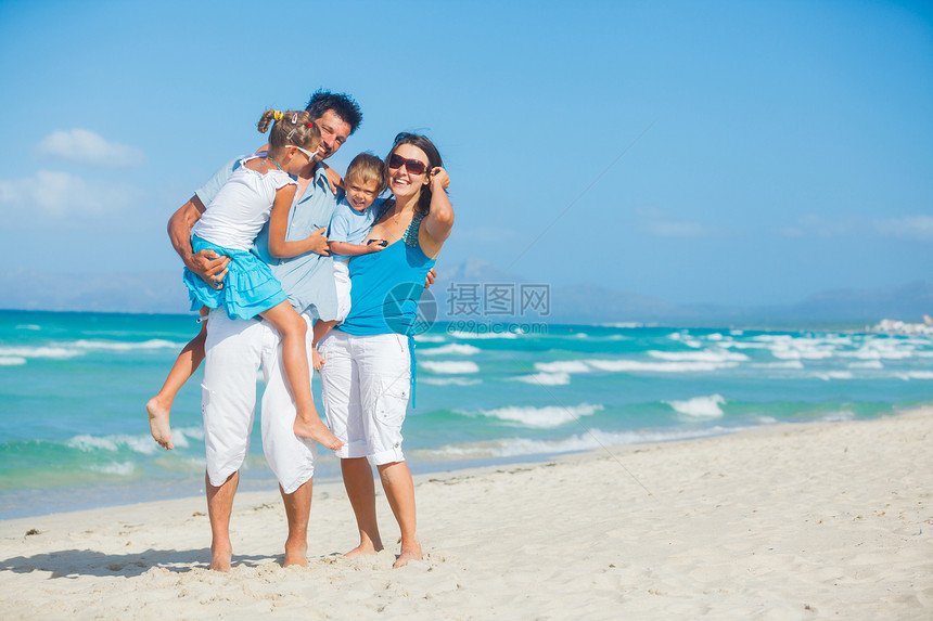 家庭在热带海滩玩乐海洋母亲乐趣假期男性海岸线女孩情调喜悦爸爸图片